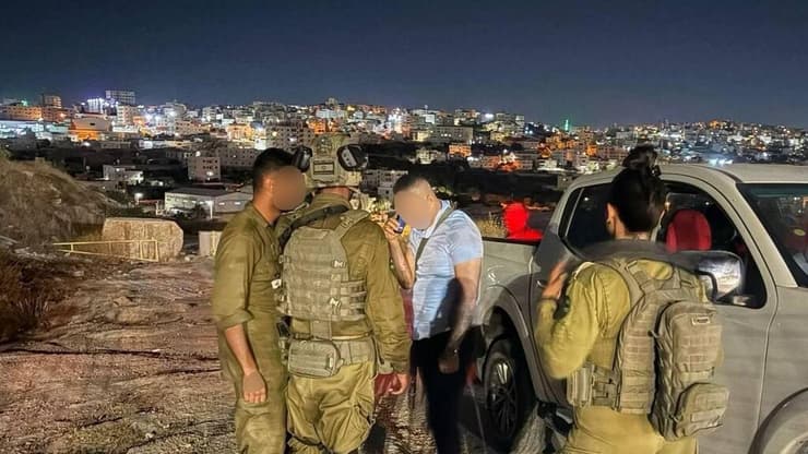 העברת החייל שנחטף (משמאל) לידי המנהל האזרחי העברת החייל לידי המנהל האזרחי