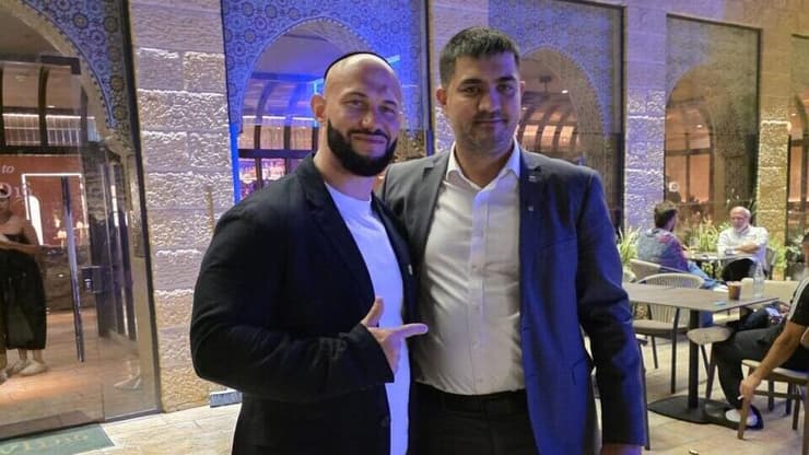 ג'יגאן (משמאל) עם מנכ"ל משרד התיירות מיכאל יצחקוב
