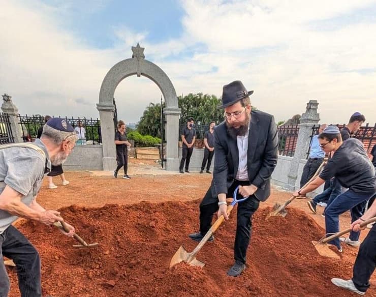 חופרים את הקבר הראשון בבית העלמין היהודי