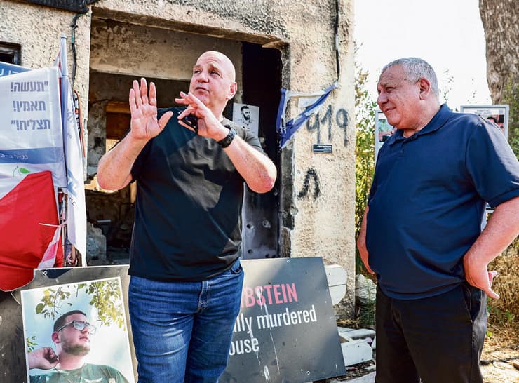 איזנקוט עם אורי אפשטיין, ראש מועצת שער הנגב, אביו של נטע, שנרצח ב־ 7 באוקטובר. "סמוטריץ', ערוץ 14 , הם לא מבינים, הלצים האלה, שההתקפות רק מחזקות את הנחישות שלי"