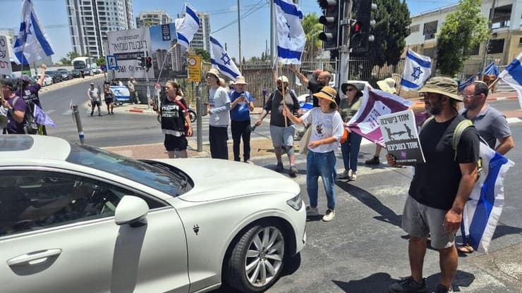 חסימת כבישים והפגנה של "אימהות בחזית"