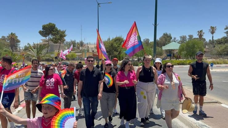חברי הכנסת נעמה לזימי, איתן גינזבורג ויוראי להב הרצנו מובילים את מצעד הגאווה במצפה רמון.
