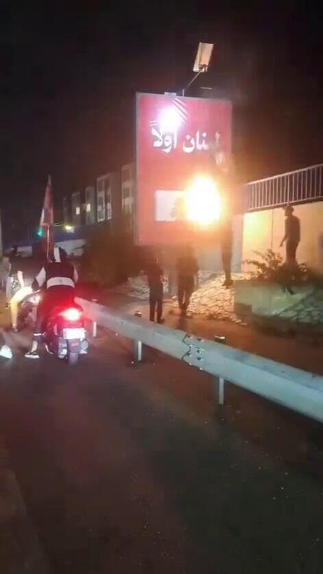 צעירים הציתו שלטים עם הכיתוב "קודם כל לבנון" שנתלו בכביש בשדה התעופה בביירות