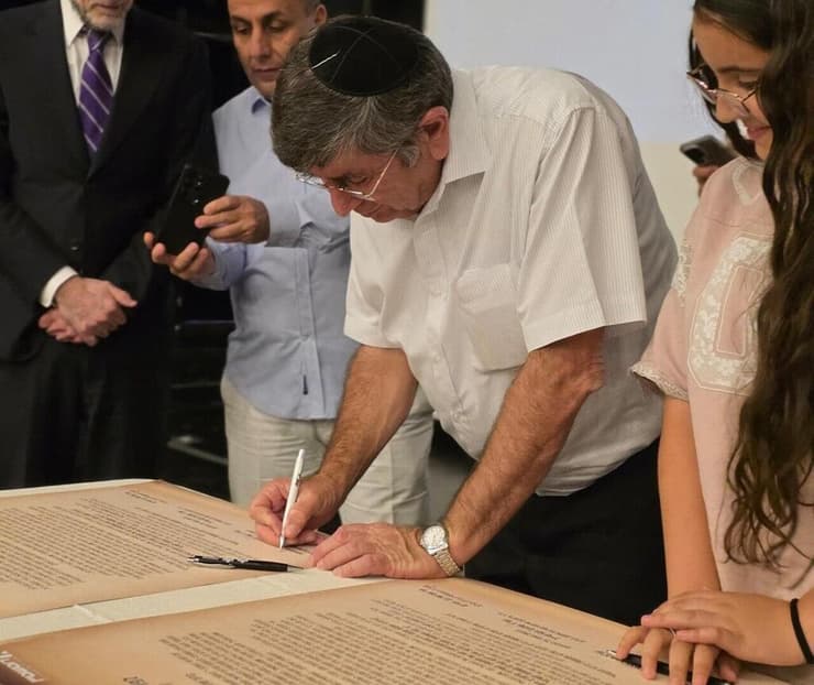 האב מאיר הרשקוביץ (צילום: יעקב אפללו) מאיר הרשקוביץ בטקס חנוכת השכונה על שם בנו נתנאל הרשקוביץ ז"ל