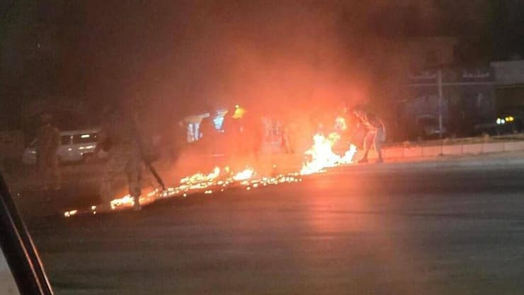 מפגינים שורפים צמיגים בבעלבכ כמחאה על ההסכם בין ישראל ללבנון