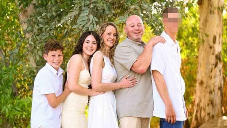 מימין לשמאל: הבן עומרי, הבעל אורי, ד"ר שירה ברעם, הבת יערה והבן איתמר