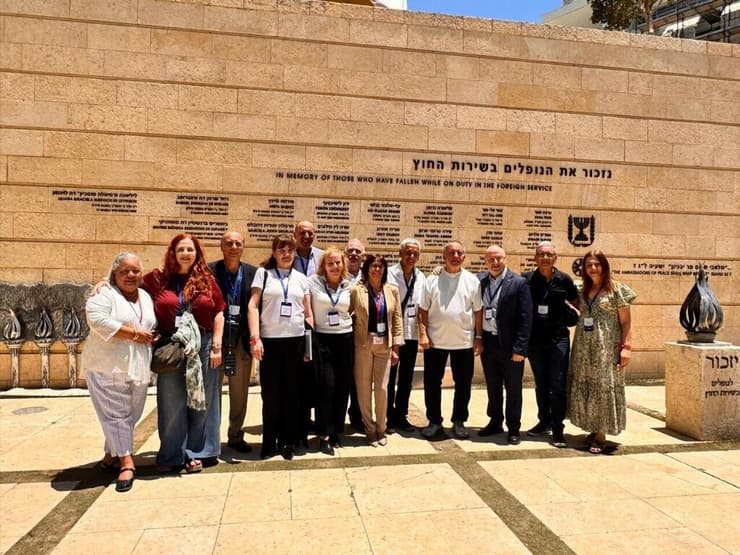 חברי המשלחת באתר הנצחה של משרד החוץ