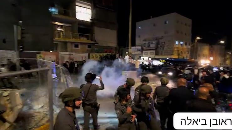 משטרת ישראל משתמשת ברימוני הלם לפיזור הפגנת חרדים בירושלים
