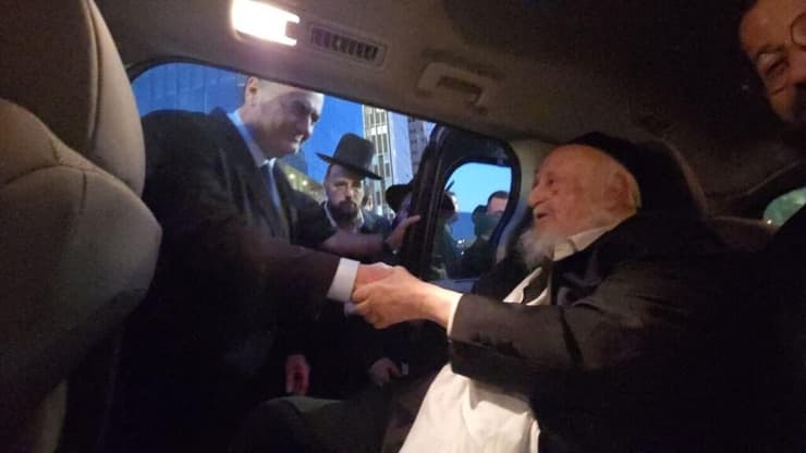 נפגשנו כך. כ"ץ וראש ישיבת פוניבז' ( צילום: קובי ברסלר, שימוש לפי סעיף 27א' בחוק זכויות יוצרים) כ"ץ וראש ישיבת פוניבז'