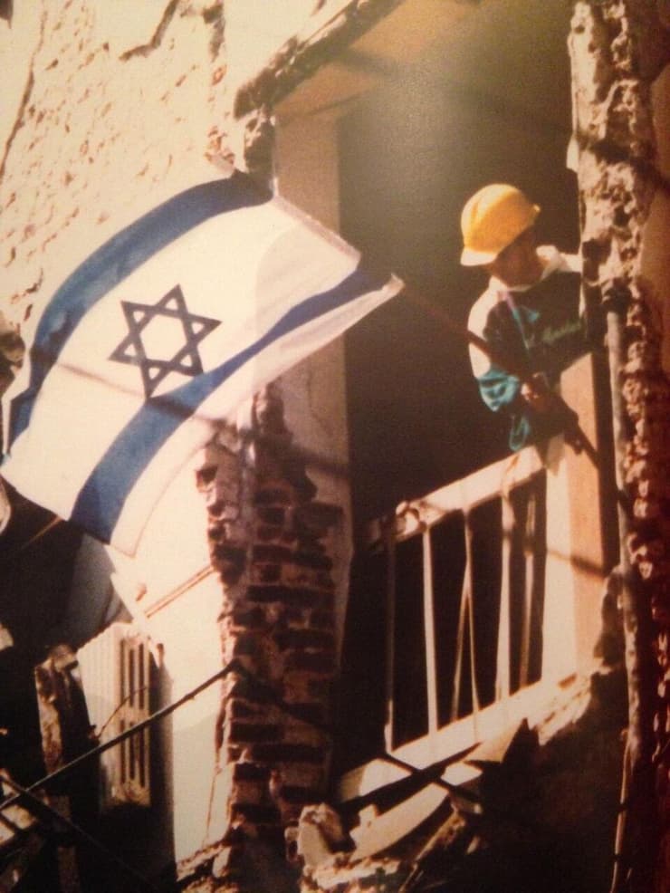 דגל ישראל על בניין השגרירות לאחר הפיגוע ב-1992