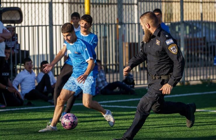 "הנערים רואים שהשוטרים לא רעים, ושהם בני אדם כמוהם שמשחקים כדורגל"   