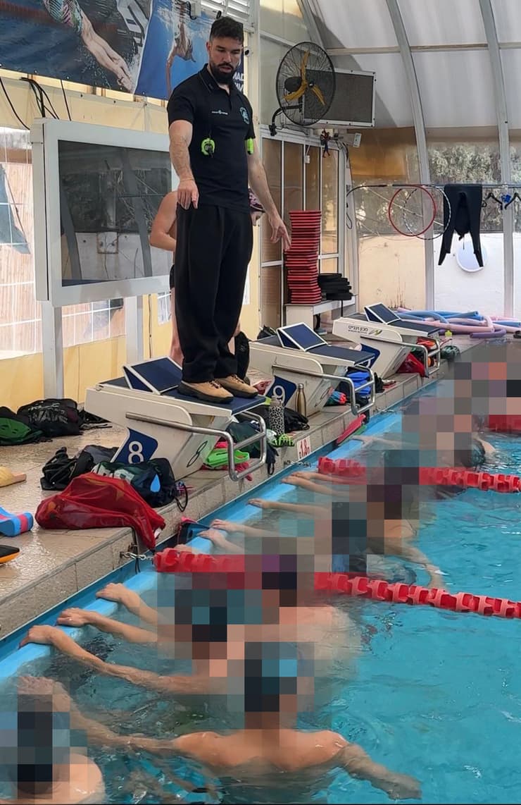 "שחייה היא קודם כל פעילות שמצילה חיים". פליקס במהלך אימון      