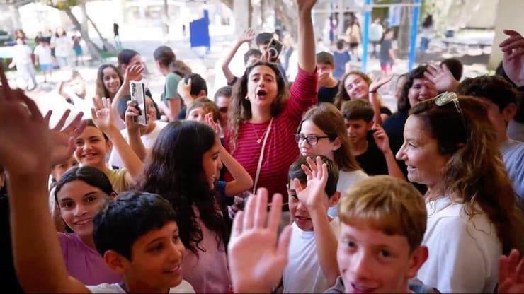 שירלי לוי וילדי בית הספר "שחף"