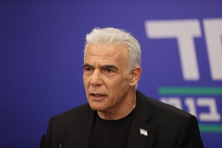 יאיר לפיד (צילום: אלכס קולומויסקי) יאיר לפיד בישיבת סיעה מפלגת ביחד