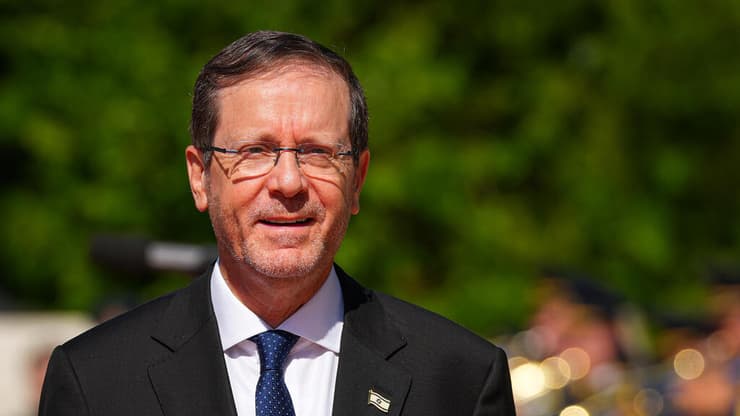 "הפשיעה הלאומנית לא יהודית ולא מוסרית". נשיא המדינה יצחק הרצוג (צילום: AP Photo/Vadim Ghirda) נשיא המדינה יצחק הרצוג עם נשיא רומניה ניקושור דן בבוקרשט