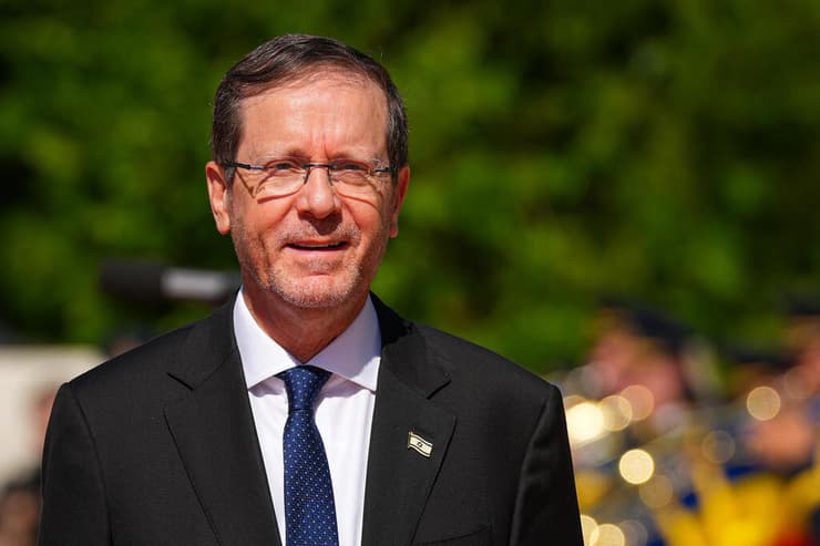 הרצוג, אתמול: "גופי הביטחון נאמנים לריבון - העם וספר החוקים" (צילום: AP Photo/Vadim Ghirda) נשיא המדינה יצחק הרצוג עם נשיא רומניה ניקושור דן בבוקרשט