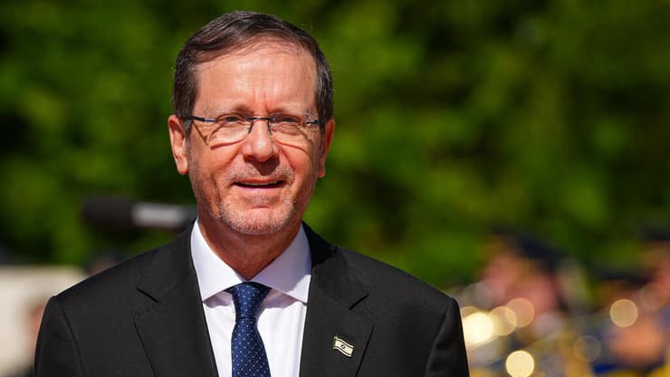 "גופי הביטחון נאמנים רק לעם, לחוק, ולערכי המדינה היהודית והדמוקרטית". הרצוכ (צילום: AP Photo/Vadim Ghirda) נשיא המדינה יצחק הרצוג עם נשיא רומניה ניקושור דן בבוקרשט
