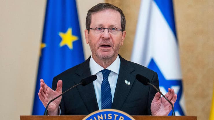נשיא המדינה יצחק הרצוג עם נשיא רומניה ניקושור דן בבוקרשט