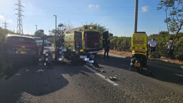 תאונת דרכים בין שני אופנועים ורכב בדרך חיפה בקרית אתא