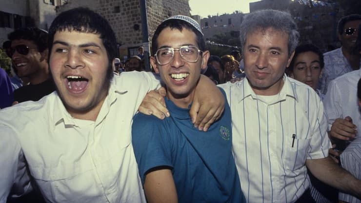 יאיר יצחקי מתקבל באהבה עם שובו לארץ (צילום: שאול גולן) יאיר יצחקי מתקבל באהבה עם שובו לארץ