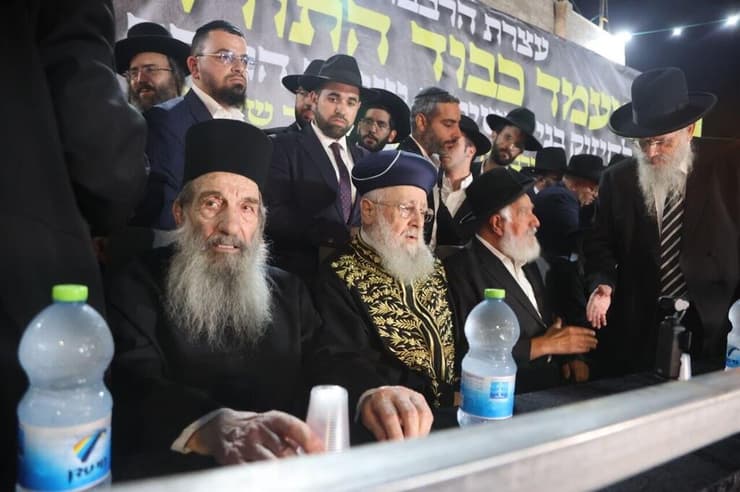 הרב ניסים בן שמעון והרב  יצחק במחאת חרדים כנגד מעצר בני הישיבות בבני ברק