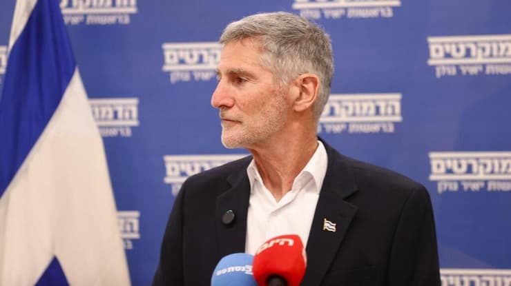 רמת האיום שהמשטרה קבעה לו הלכה ועלתה. יאיר גולן (צילום: אלכס קולומויסקי) ישיבת סיעה הדמוקרטים