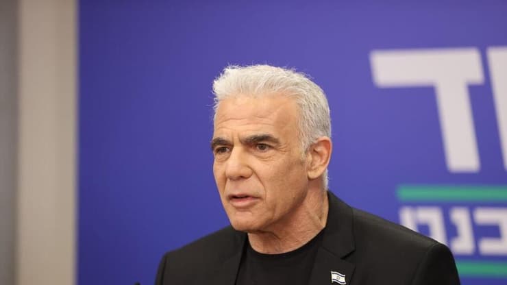 לפיד. שוחח עם הצמרת הבריטית (צילום: אלכס קולומויסקי) יאיר לפיד בישיבת סיעה מפלגת ביחד
