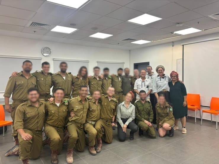 "המשך טבעי ומרפא של המלחמה". חברי גרעין הנח"ל ההתיישבותי (צילום: באדיבות "חיבורים בחקלאות") "המשך טבעי ומרפא של המלחמה". חברי גרעין הנח"ל ההתיישבותי