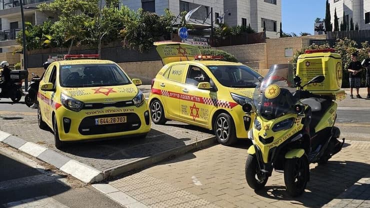 זירת תאונת דרכים בין מיניבוס לילדה בת 9 על קורקינט