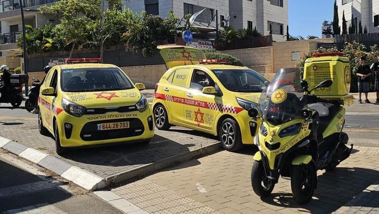 זירת תאונת דרכים בין מיניבוס לילדה בת 9 על קורקינט