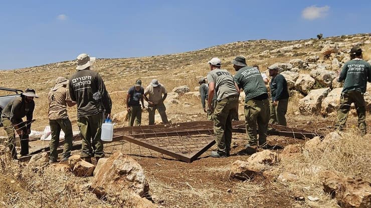 "אתה יוצא מתוך המלחמה ישר לבנות בידיים שלך את הקומה הבאה בהתיישבות". חברי הגרעין בשדות הבקעה (צילום: באדיבות "חיבורים בחקלאות") "אתה יוצא מתוך המלחמה ישר לבנות בידיים שלך את הקומה הבאה בהתיישבות". חברי הגרעין בשדות הבקעה