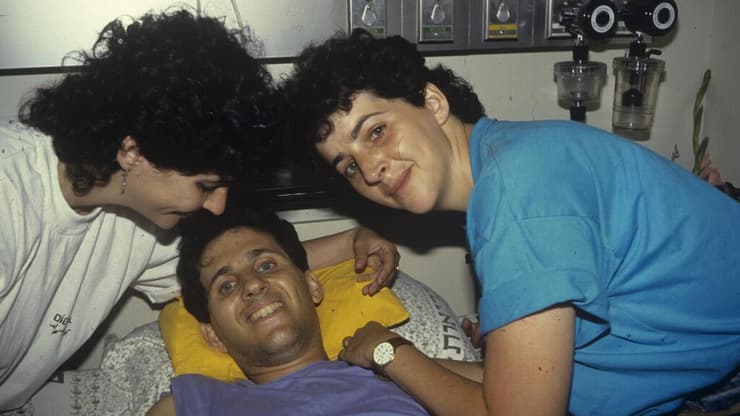 אלי ממן מקבל טיפול רפואי לאחר חזרתו ארצה (צילום: שאול גולן) אלי ממן מקבל טיפול רפואי לאחר חזרתו ארצה