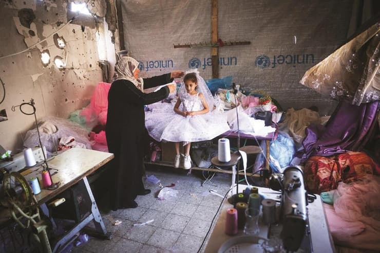 ילדה בעזה בלבוש חגיגי (צילום: Bashar Taleb/AFP) ילדה בעזה בלבוש חגיגי