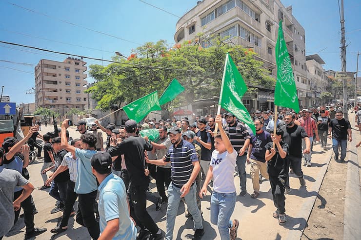 דגלי חמאס בתהלוכת הלוויה ברצועת עזה (צילום: Anadolu/Getty Images) דגלי חמאס בתהלוכת הלוויה ברצועת עזה