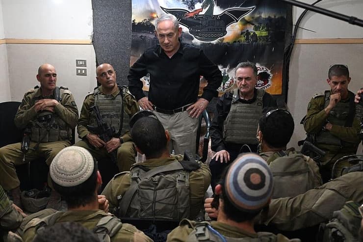 "אמרו לבנות של הסוללה שהם הבטיחו לחשמונאים שלא יראו פה בנות". נתניהו וכ"ץ בלבנון (צילום: חיים צח/ לע״מ) נתניהו ברצועת הביטחון בלבנון
