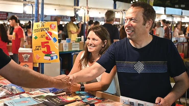 “המציאות איפשרה לסיים את הספר בנקודת הזמן הנכונה". סוסנה וקרביץ בשבוע הספר “המציאות עצמה איפשרה לסיים את הספר בנקודת הזמן הנכונה". סוסנה וקרביץ בשבוע הספר