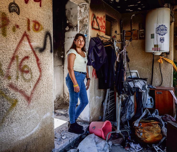“מצד אחד את חופשייה, אבל הנפש, עדיין שם”. סוסנה בפתח ביתה בכפר עזה (צילום: זיו קורן) “קשה להסביר את התחושה הזאת: מצד אחד את חופשייה, אבל הלב שלך, הנפש, עדיין שם”. סוסנה בפתח ביתה בכפר עזה