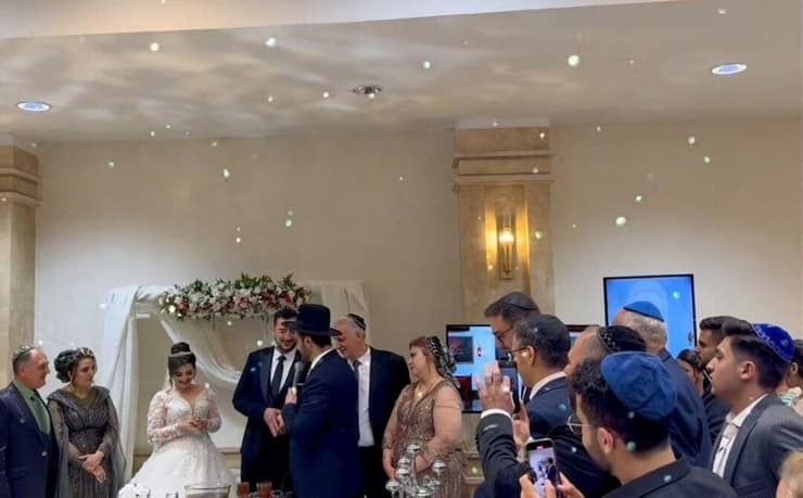 הרב גראמי מחתן זוג באספהאן (צילום: מתוך דף האינסטגרם של הרב יהודה גראמי) הרב גראמי מחתן זוג באספהאן