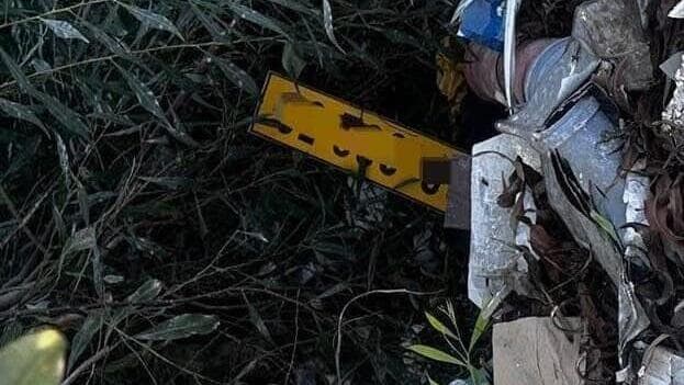 לוחית הזיהוי המשוכפלת שהודבקה על הרכב (צילום: דוברות המשטרה) הנשק והממצאים שאותרו בשטח