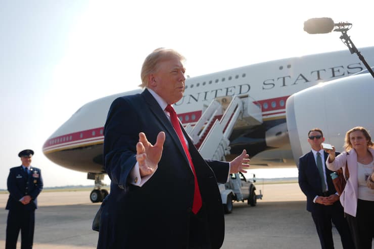 צילום: AP Photo/Julia Demaree Nikhinson מטוס אייר פורס 1 חדש שנשיא ארה"ב טראמפ קיבל במתנה מ קטאר טיסת בכורה מבסיס אנדרוז במרילנד