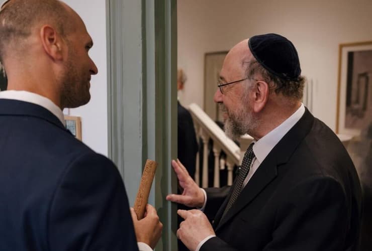 הרב הראשי של בריטניה קובע מזוזה ולידו מתן בר נוי נציג ההסתדרות הציונית העולמית בלונדון