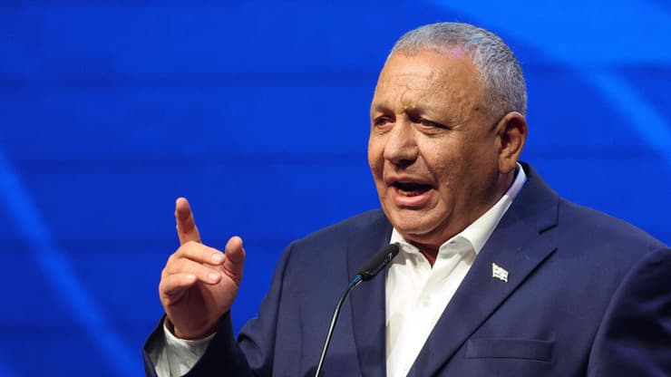 איזנקוט. "ממשלת ישראל נגד חיזוק צה"ל" (צילום: AP Photo/Ariel Schalit) אירוע פתיחת מסע הבחירות של מפלגת ישר! עם גדי איזנקוט
