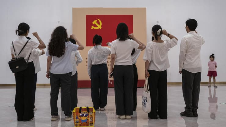 אזרחים סינים מצדיעים במוזיאון המפלגה הקומוניסטית, באירועים לציון 105 שנה להקמתה לפני כחודשיים (צילום: Kevin Frayer/Getty Images) בייג'ינג סין ב מוזיאון המפלגה הקומוניסטית באירועים לציון 105 שנה להקתה