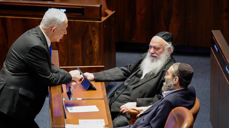 החוק הראשון בדיל הפוליטי עבר משוכה נוספת. גפני, גולדקנופף ונתניהו ( צילום: נועם מושקוביץ, דוברות הכנסת) מליאת הכנסת - הצבעה לחוק יסוד לימוד תורה
