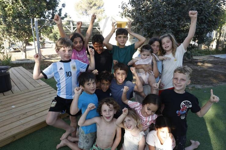 מבני הגנים שנפגעו נחנכו מחדש. ילדי הגן בכיסופים (צילום: גדי קבלו) ילדי הגן בקיבוץ כיסופים חוזרים לקיבוץ