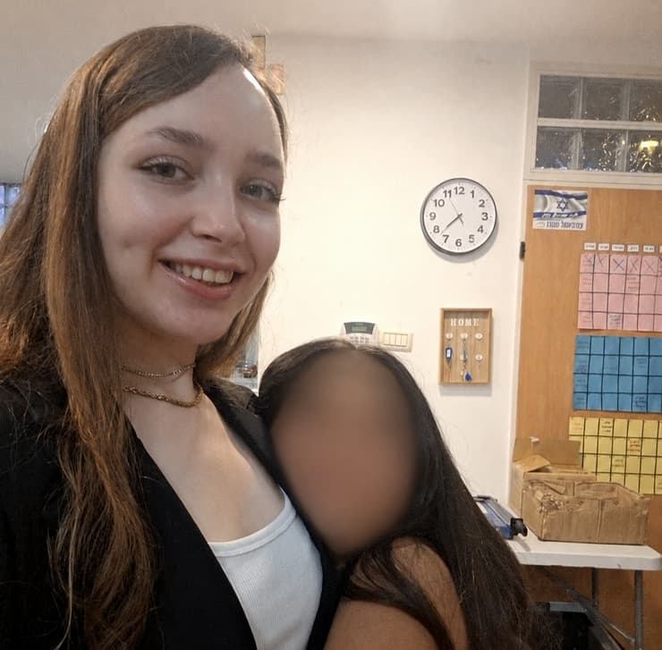 שבועיים במלחמה, יחד עם הילדים. רוז פלדמן ואחת הילדות בפנימייה (צילום: באדיבות המצולמת) רוז פלדמן ואחת הילדות בפנימייה