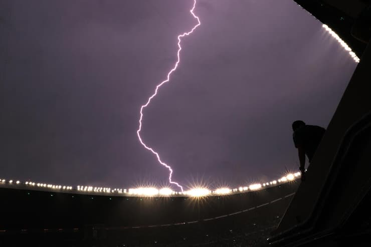 תיעוד מטורף - ברק מכה ברקע האצטקה (צילום: Carl Recine/Getty Images) סופת ברקים במקסיקו סיטי