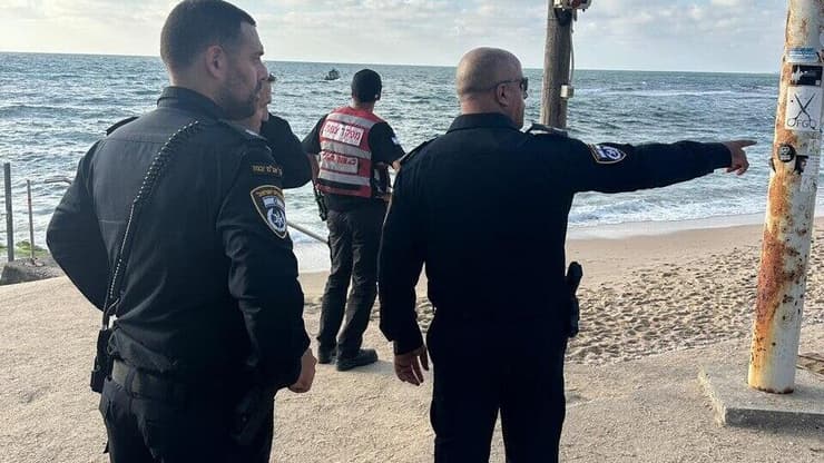 "הפעלת אמצעים מבצעיים". שוטרים מסייעים בחיפושים בפלמחים (צילום: דוברות המשטרה) שוטרים מסייעים בחיפושים אחר נער שנכנס לים ונעלם בחוף פלמחים