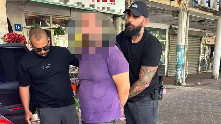מעצר החשוד, במרכז נתניה (צילום: דוברות המשטרה) דקר 4 פעמים, וברח: נעצר החשוד ברצח הרב בכולל שלו בנתניה