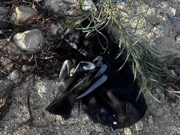 מסיכת סקי וכפפות שבהם השתמשו המתנקשים (צילום: דוברות המשטרה) הנשק והממצאים שאותרו בשטח